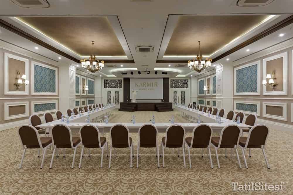 Karmir Hotel Resort & Spa